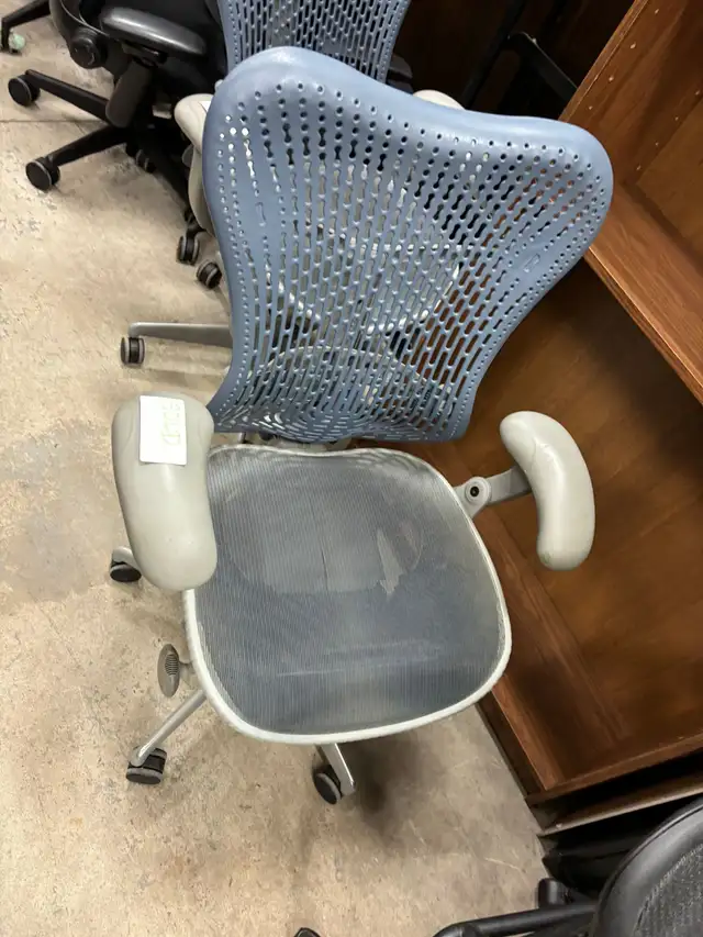 Herman Miller Mirra Chair(Fixed Arms)! - Photo 4