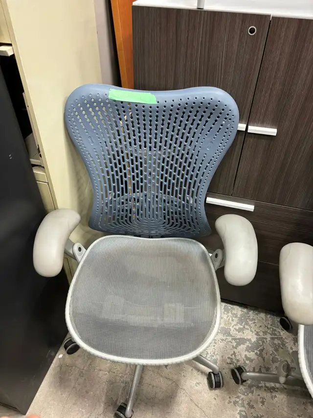 Herman Miller Mirra Chair(Fixed Arms)! - Photo 5