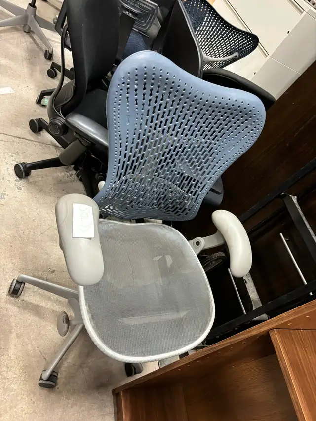 Herman Miller Mirra Chair(Fixed Arms)! - Photo 6