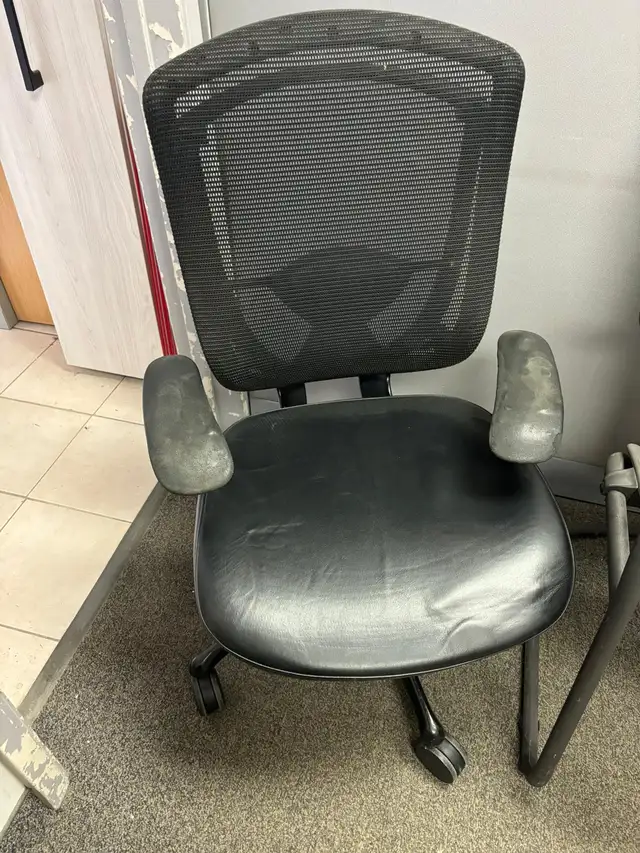 Teknion Contessa Leather Chair! - Photo 4