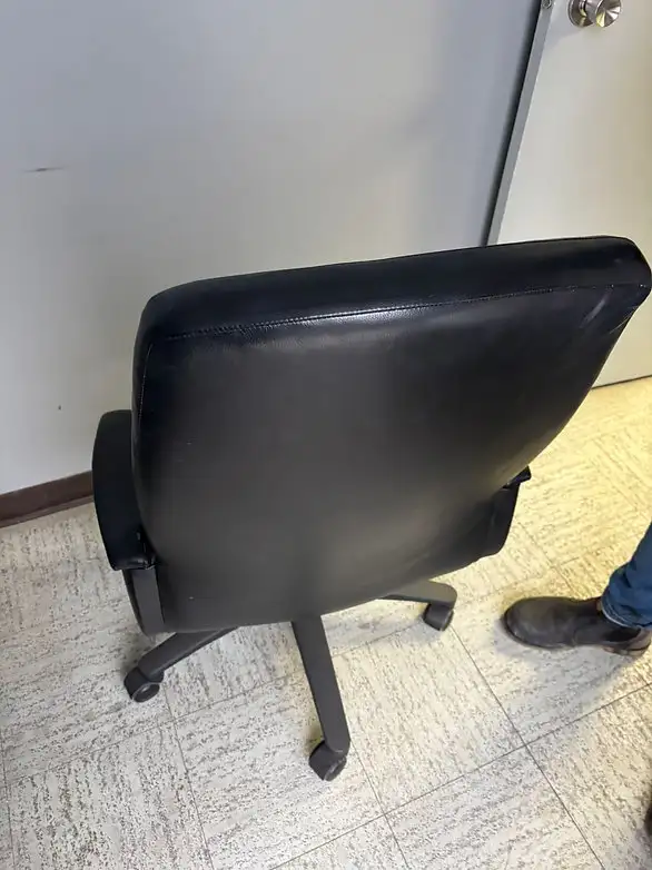 Krug Leather Chair! - Photo 3