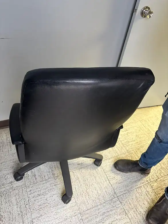 Krug Leather Chair! - Photo 4