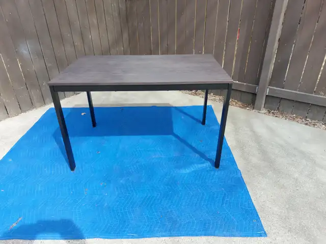 Extendable table with chairs