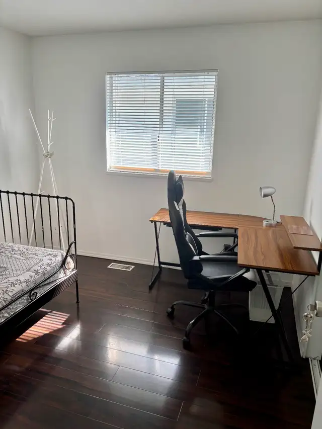 Roommate needed for bedroom in North Vancouver - Photo 3