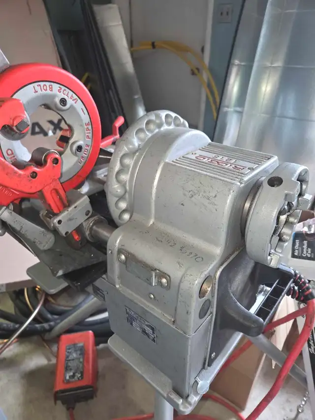 Gas pipe threading machine. - Photo 2