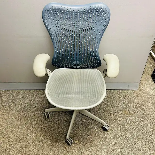 Herman Miller Mirra Chair(17)-Small tear on the seat!