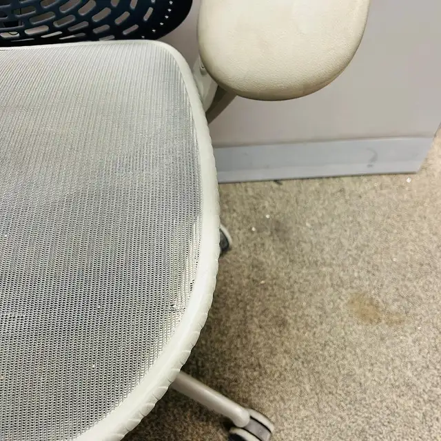 Herman Miller Mirra Chair(17)-Small tear on the seat! - Photo 3