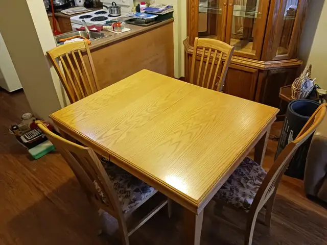 TABLE & CHAISES, COMMODE, PENDERIE, TABLES  DE CHEVETS, 2 LAMPES