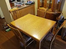 TABLE & CHAISES, COMMODE, PENDERIE, TABLES  DE CHEVETS, 2 LAMPES