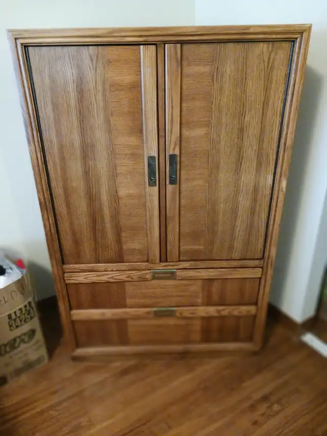 TABLE & CHAISES, COMMODE, PENDERIE, TABLES  DE CHEVETS, 2 LAMPES - Photo 2