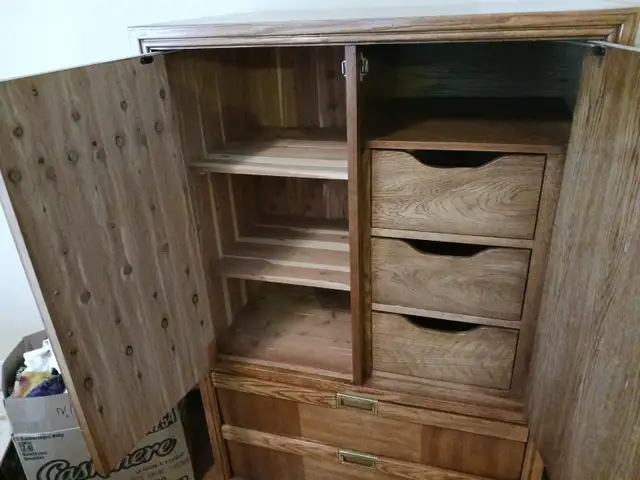 TABLE & CHAISES, COMMODE, PENDERIE, TABLES  DE CHEVETS, 2 LAMPES - Photo 3