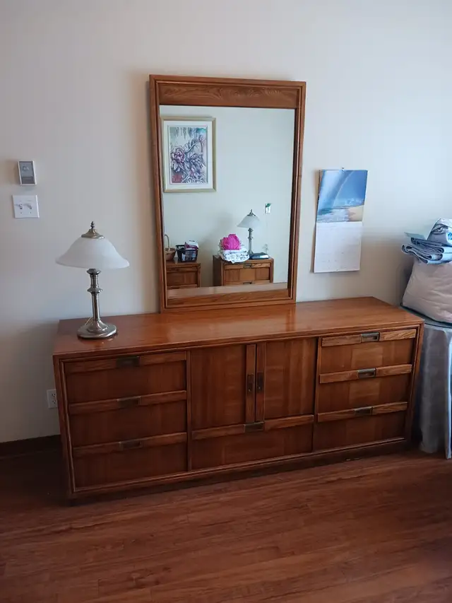 TABLE & CHAISES, COMMODE, PENDERIE, TABLES  DE CHEVETS, 2 LAMPES - Photo 4