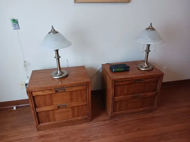 TABLE & CHAISES, COMMODE, PENDERIE, TABLES  DE CHEVETS, 2 LAMPES - Photo 5