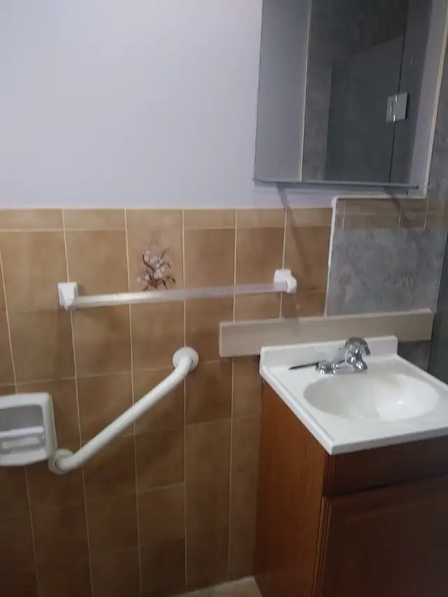 CLEAN ROOM FOR RENT, 1Gbps unlimited WIFI, Utilities included $1 - Photo 4