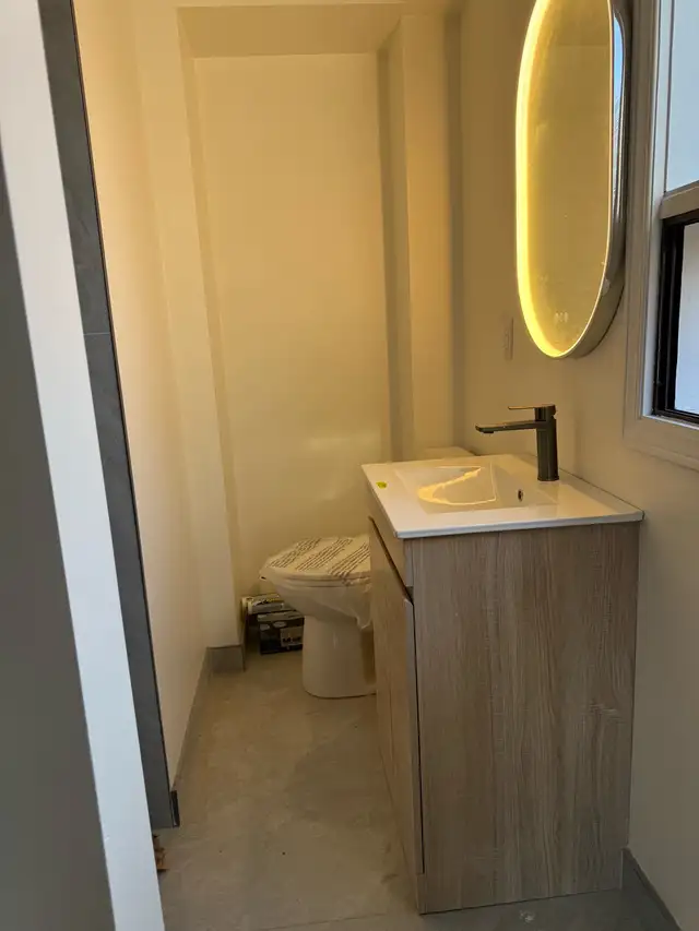 Downtown Toronto one newly renovated studio available May 1st - Photo 3