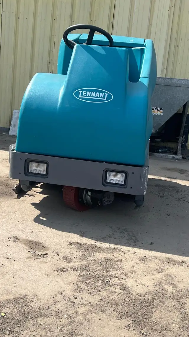 Tennant T-15 Commercial Cleaning Machine for Sale - Photo 2