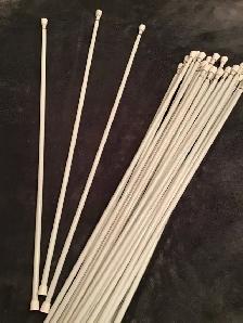20 POLES BLANCS À RIDEAUX À PRESSION 2à4PIEDS LONG: $5.00 CHACUN