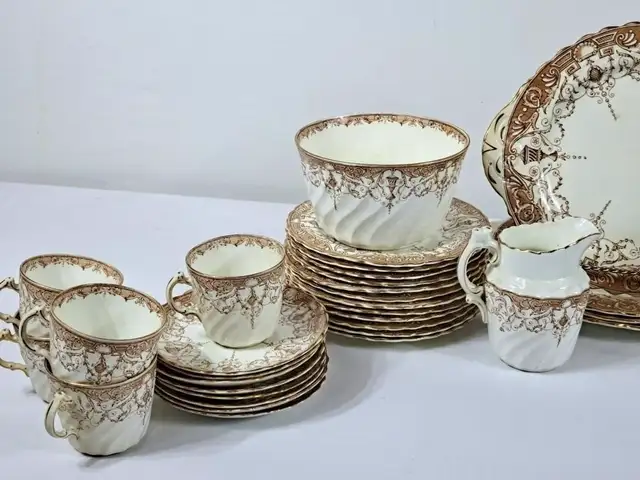 Lovely Antique 'Rena' Fine China - 58pcs - Photo 2