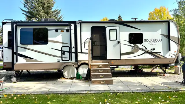2019 Rockwood Ultra-Lite 8329SS - Photo 2