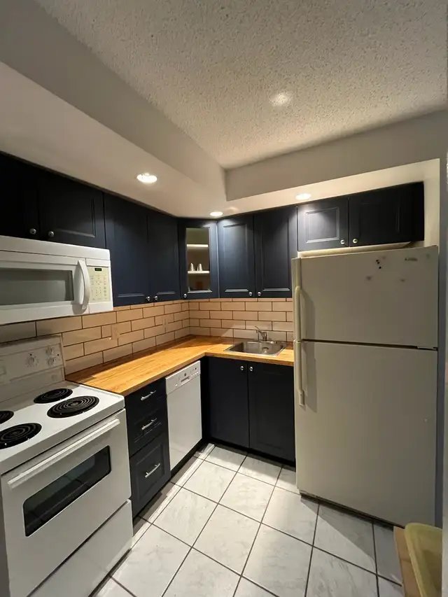 Furnished all inclusive condo for rent with parking - Photo 2