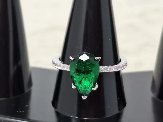 Stunning Green Teardrop ring. Size 8.5