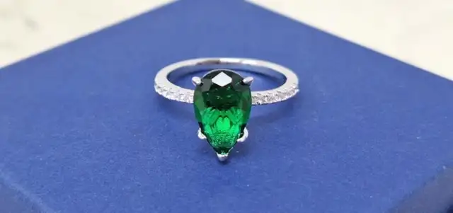 Stunning Green Teardrop ring. Size 8.5 - Photo 2