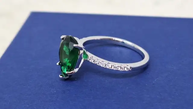 Stunning Green Teardrop ring. Size 8.5 - Photo 3