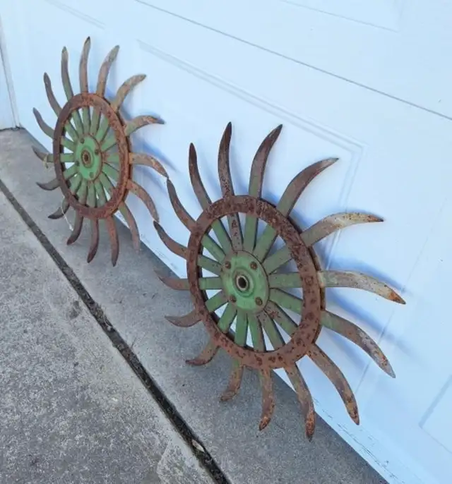 Pair of 17' metal garden art wheels - Photo 2