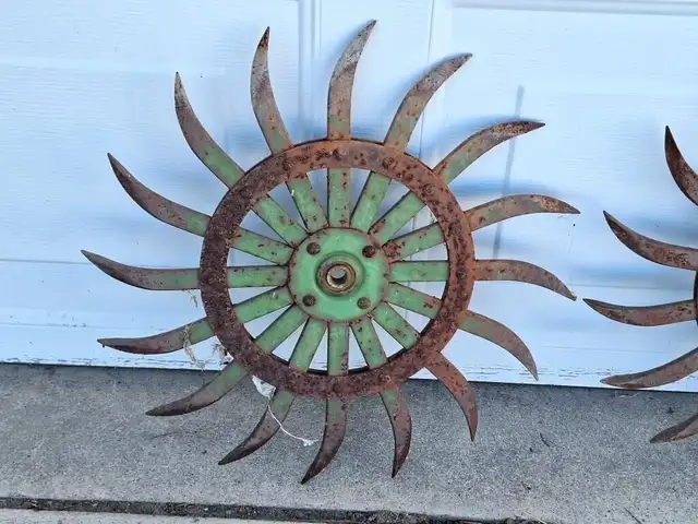 Pair of 17' metal garden art wheels - Photo 3