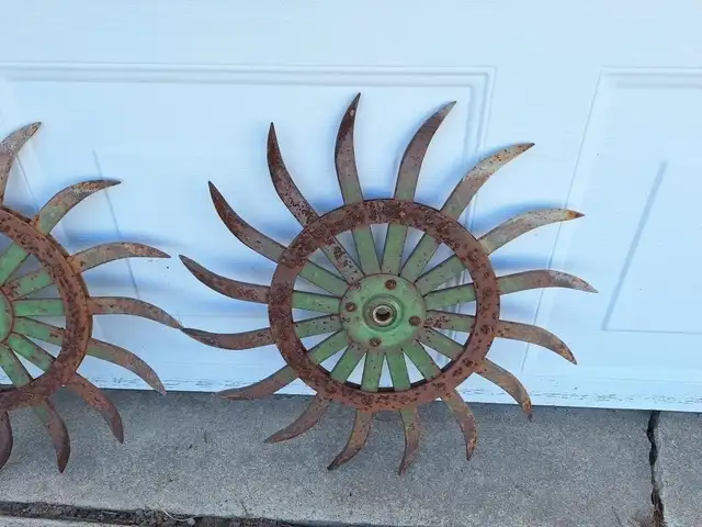 Pair of 17' metal garden art wheels - Photo 4
