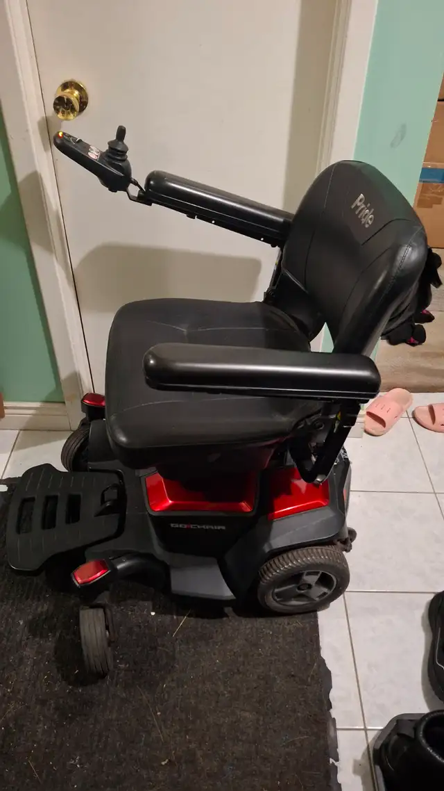 Electric wheelchair ( Pride go chair with 2 new Batteries) - Photo 2