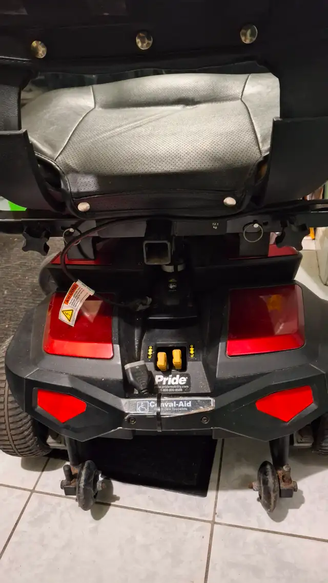 Electric wheelchair ( Pride go chair with 2 new Batteries) - Photo 5