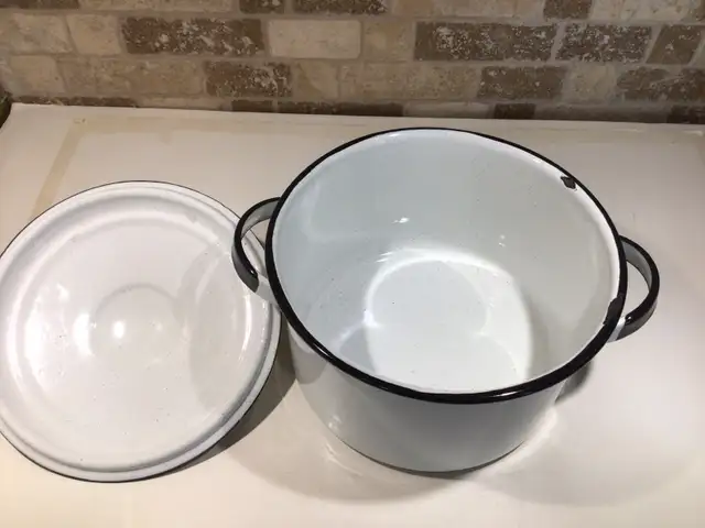 Vintage White/Black enamel ware stock pot - Photo 2