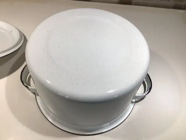 Vintage White/Black enamel ware stock pot - Photo 3