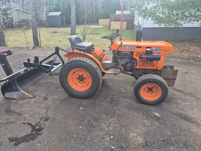 Kubota B6100 tractor