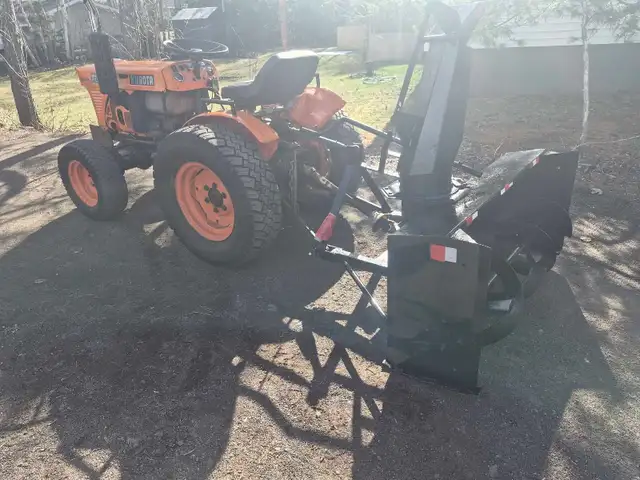Kubota B6100 tractor - Photo 2
