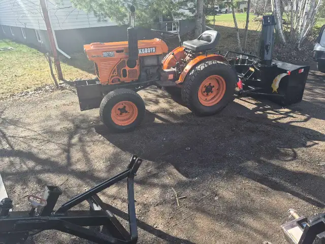 Kubota B6100 tractor - Photo 3