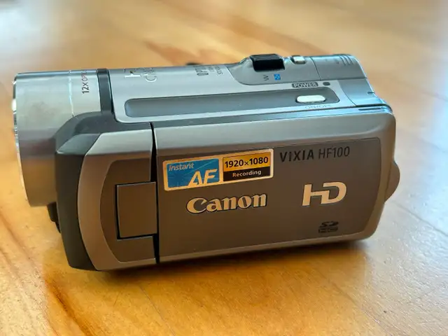 Caméra vidéo Canon Vixia HF 100 - Photo 2