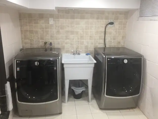 Bright large room for rent available immediately - woman only - Photo 5