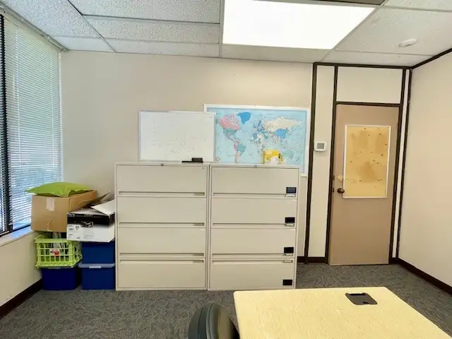 $1090 Metrotown Office Space for rent (1-3 people Window) - Photo 3