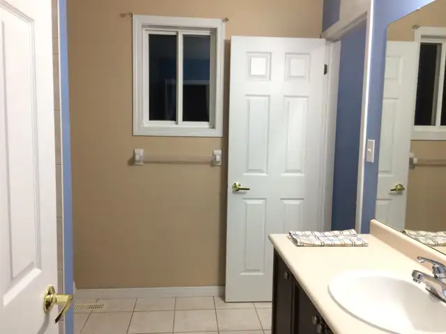 Spacious Room For Rent - Alcona / Innisfil - Photo 6