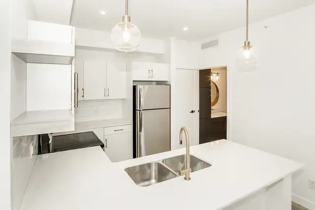 LUXURY 2 Bedroom Apartment! With Fitness Centre!