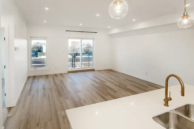 LUXURY 2 Bedroom Apartment! With Fitness Centre! - Photo 2