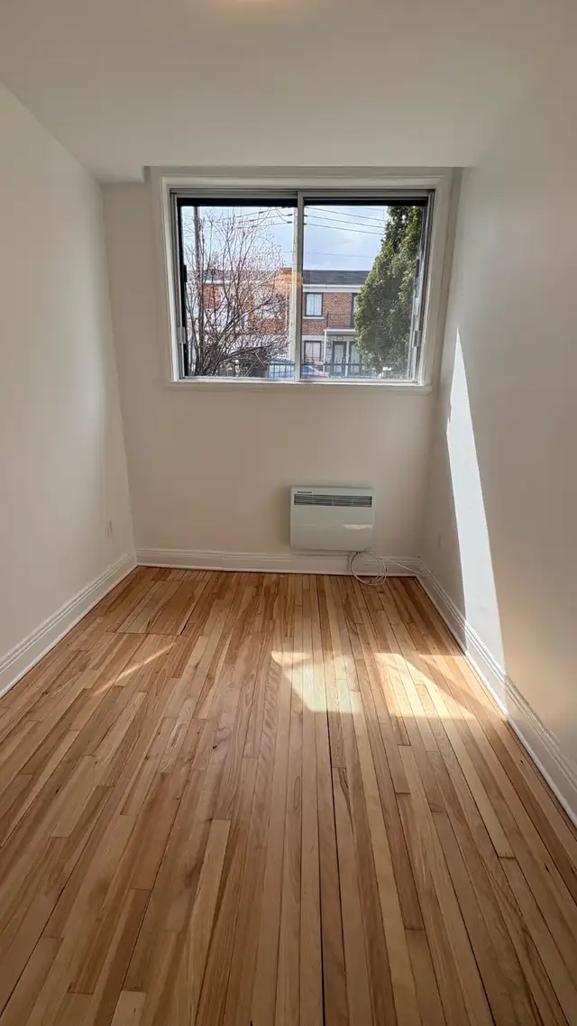 Beau, Grand 5 1/2, rénové, Métro Fabre, 3 chambres fermées. - Photo 2