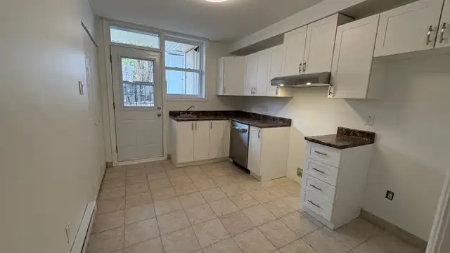 Beau, Grand 5 1/2, rénové, Métro Fabre, 3 chambres fermées. - Photo 8