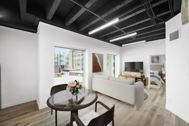 SPACIOUS 1 Bedroom Apartment! Move In Ready! - Photo 3