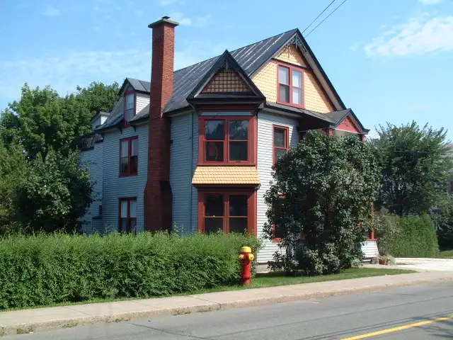 UNIQUE ! 4½ à louer dans triplex centenaire