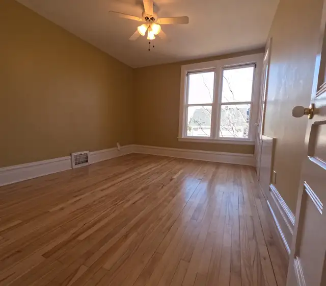 UNIQUE ! 4½ à louer dans triplex centenaire - Photo 5