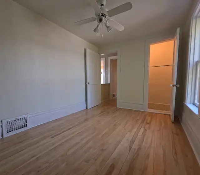 UNIQUE ! 4½ à louer dans triplex centenaire - Photo 7