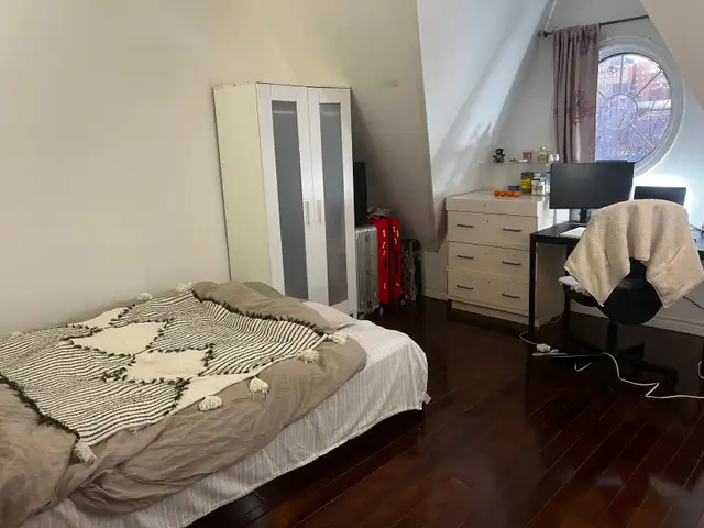 Private master bed room with washroom $1100 - Photo 2